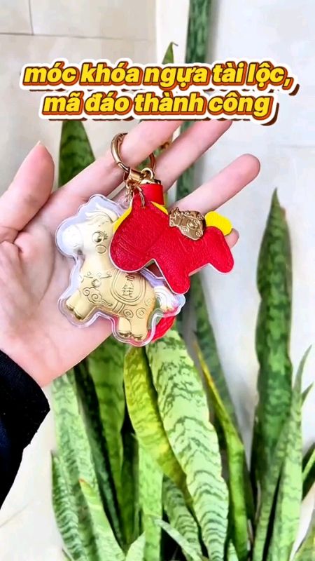 Móc khóa ngựa vàng mang may mắn, tài lộc, mã đáo thành công #mockhoa #ShopeeCreator #LuotVuiMuaLien #LuotVuiMuaLien #SandealcungKOL #HangMoiVe