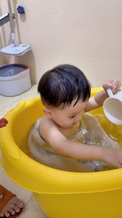 Mũ gội đầu chắn nước cho bé