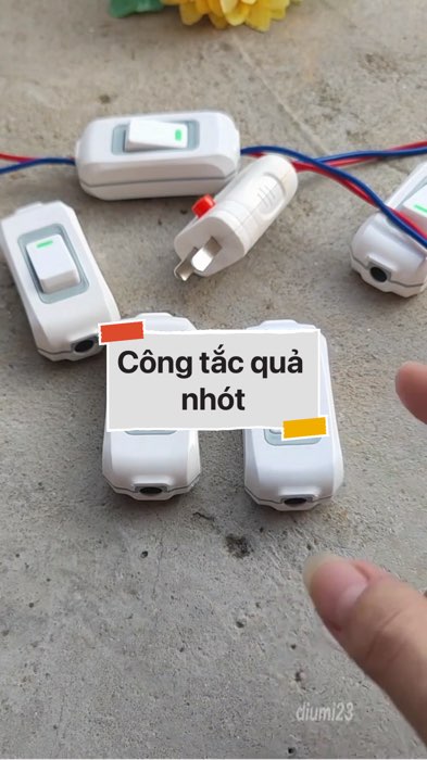 ￼Công tắc quả nhót #VideohangDienTu#shopeestyle#ShopeeVideo#ShopeeCreator #LuotVuiMuaLien#KOLUyTin#Videomuasam #SandealcungKOL #diumi13