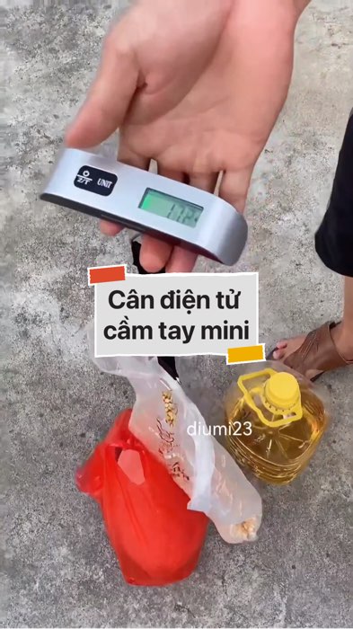 ￼Cân điện tử cầm tay mini #VideohangDienTu#shopeestyle#ShopeeVideo#ShopeeCreator #LuotVuiMuaLien#KOLUyTin#Videomuasam #SandealcungKOL #diumi153