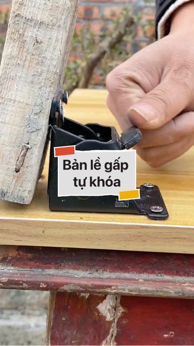 ￼Bản lề gấp tự khóa #VideohangDoiSong#ShopeeVideo#ShopeeCreator #LuotVuiMuaLien#KOLUyTin#Videomuasam #SandealcungKOL #diumi761