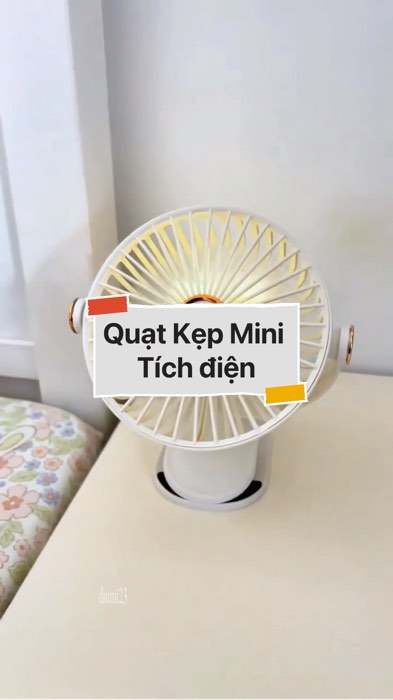 ￼Quạt Kẹp Mini Tích điện #VideohangDienTu#shopeestyle#ShopeeVideo#ShopeeCreator #LuotVuiMuaLien#KOLUyTin#Videomuasam #SandealcungKOL #diumi57