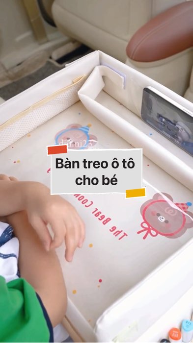 Bàn treo ô tô cho bé #VideohangDoiSong#ShopeeVideo#ShopeeCreator #LuotVuiMuaLien#KOLUyTin#Videomuasam #SandealcungKOL #diumi326