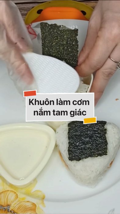 Khuôn Làm Cơm Nắm Tam Giác #VideohangTieuDung #shopeestyle#ShopeeVideo#ShopeeCreator #LuotvuiMuaLien#KOLUyTin#Videomuasam #SandealcungKOL #diumi343