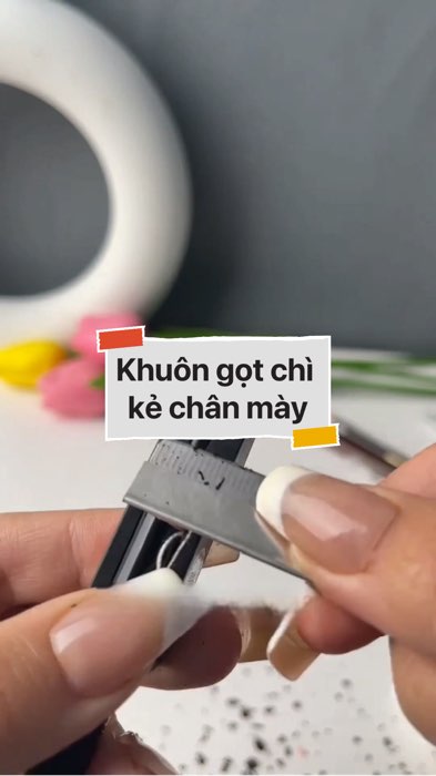 ￼Khuôn gọt chì kẻ chân mày #VideohangDoiSong#ShopeeVideo#ShopeeCreator #LuotVuiMuaLien#KOLUyTin#Videomuasam #SandealcungKOL #diumi370