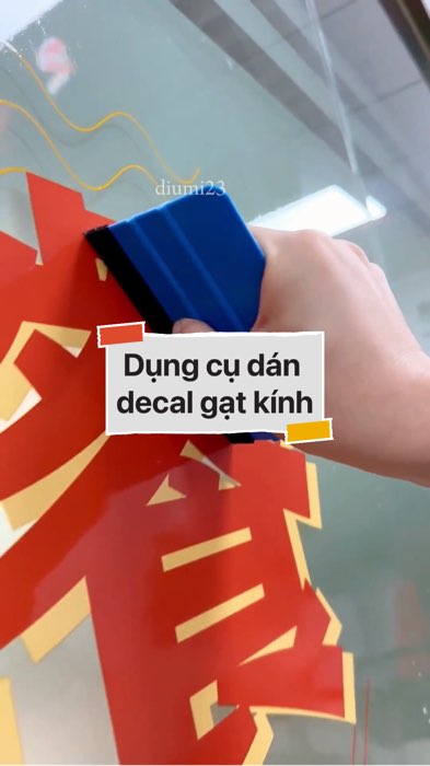 Dụng cụ dán decal gạt kính #VideohangDoiSong#ShopeeVideo#ShopeeCreator #LuotVuiMuaLien#KOLUyTin#Videomuasam #SandealcungKOL #diumi480