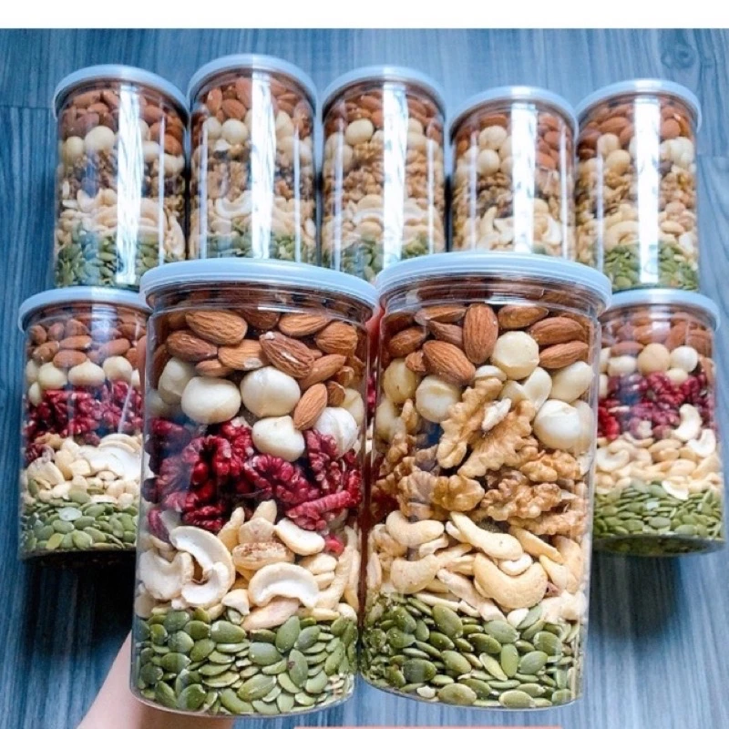 Hạt dinh dưỡng mix 5 loại hạt macca, hạt điều, óc chó, hạt bí, hạt hạnh nhân hộp 500gr đang được đối chiếu cho người mua tại Việt Nam