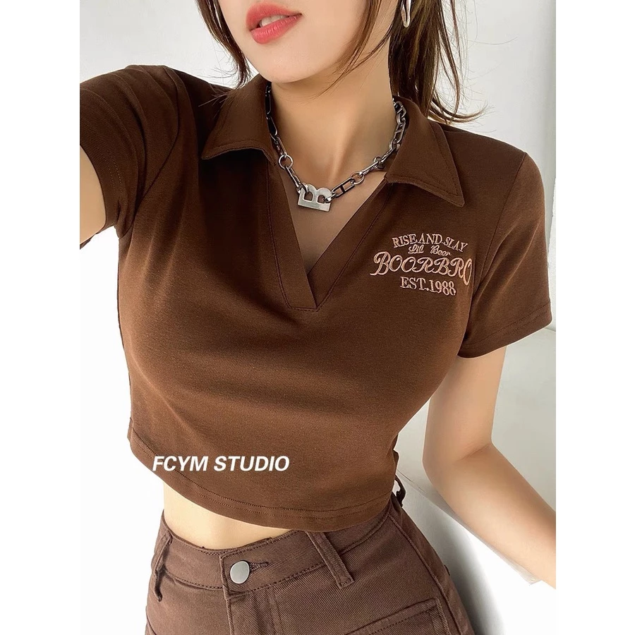 Áo thun croptop cổ polo thêu chữ