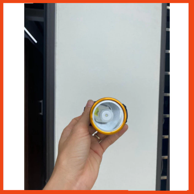 Đèn pin đội đầu siêu sáng có 2 loại ánh sáng trắng và ánh sáng vàng pin 4-5h