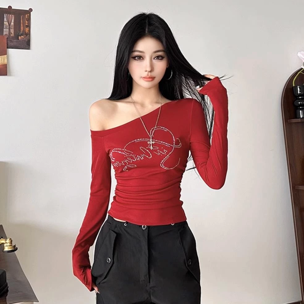 Áo Thun Nữ Tay Dài Cổ Lệch Vai TaiducStore Kiểu Nhún Eo In Chữ Đính Đá A51279