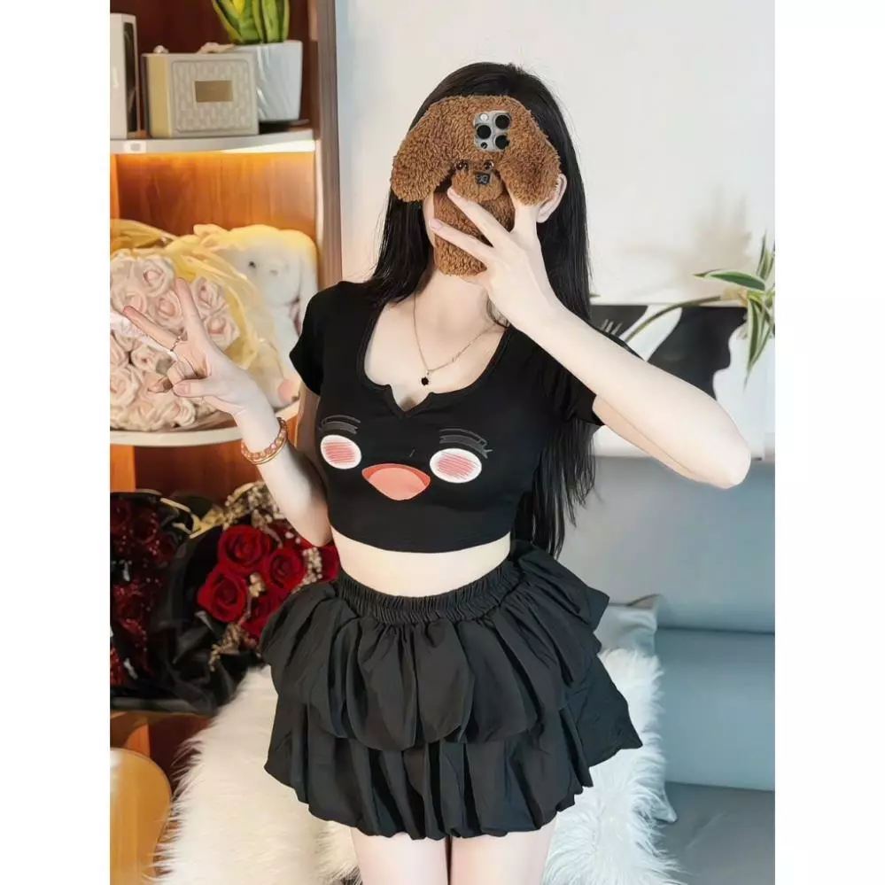 Áo kiểu croptop tay ngắn cổ U khoét núm , in mắt mũi hồng cực xinh YBM