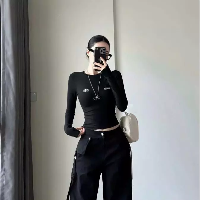 Áo tay dài form ôm dáng , in chữ số logo 2 bên ngực cực xinh , chất thun bozip mềm mịn YBM
