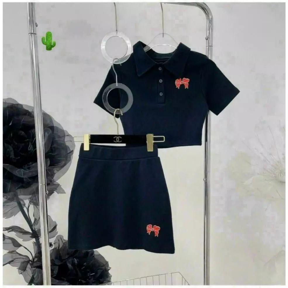 Sét bộ áo croptop cổ trụ cài nút in nơ bên , phối chân váy ngắn in nơ cực hot YBM