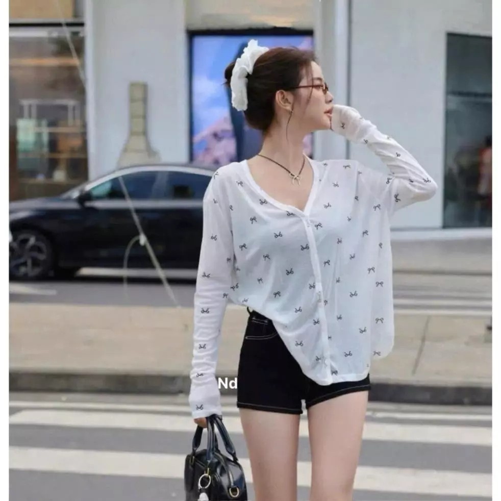 Áo thun giấy tay dài cổ V rộng , họa tiết nơ nhỏ toàn áo cực hot YBM