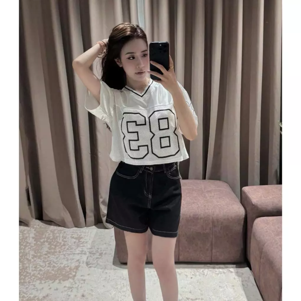 Áo kiểu croptop tay ngắn cổ V in số 83 cực xinh YBM