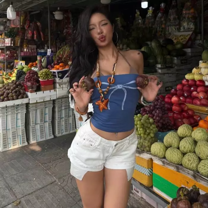 Quần short jean nữ dáng ngắn cạp trễ rách gấu lòi túi 1304_754 V2 BABYGIRL