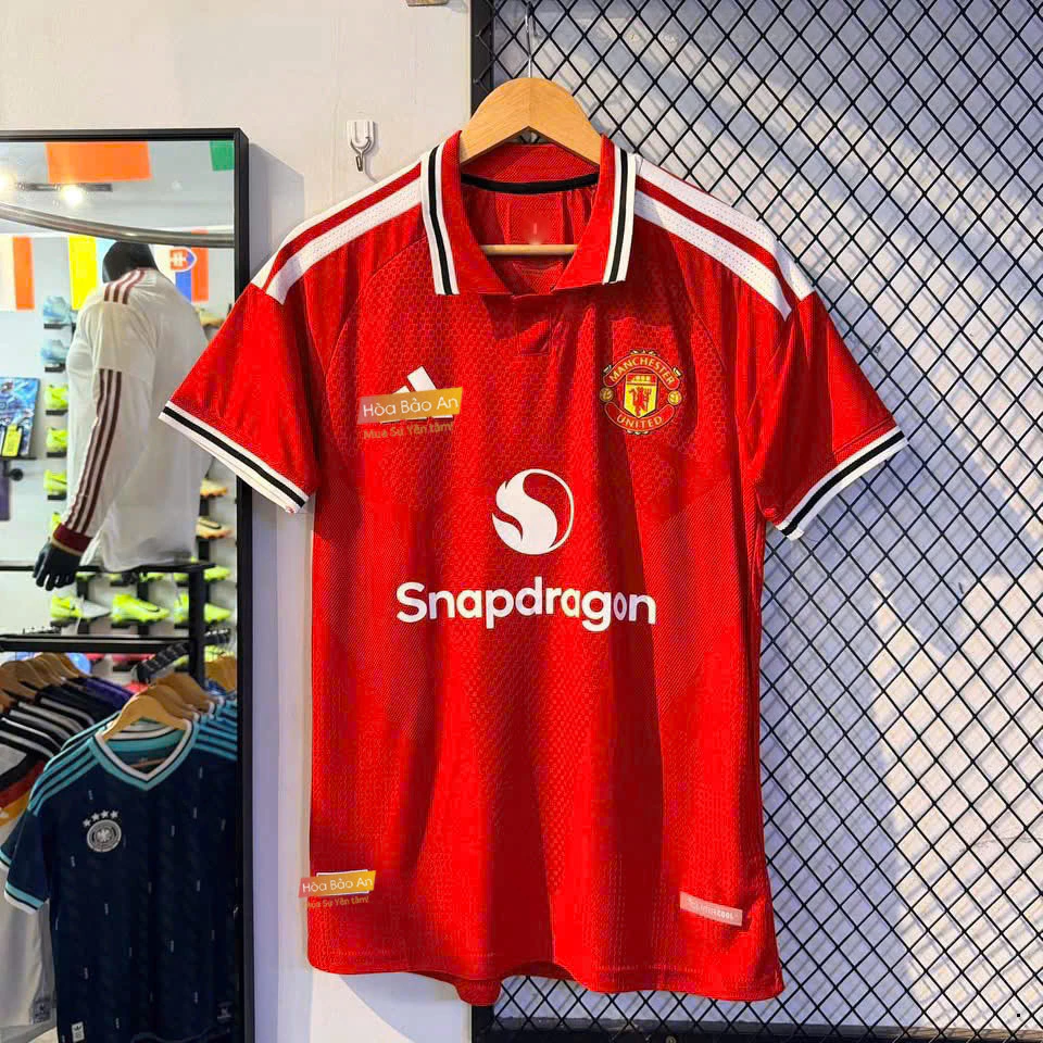 Áo Bóng Đá Player CLB Manchester United Sân Nhà Màu Đỏ Output meets the following requirements: 1. Preserve core