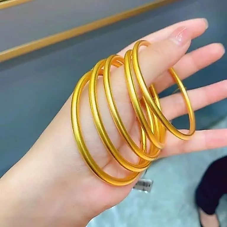 Vòng tay titan không gỉ mạ vàng 18k thiết kế trơn bóng đơn giản thanh lịch dành cho nữ