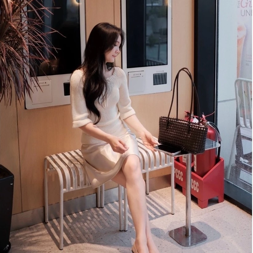 [Steezy] Chân váy lụa bóng trơn dáng A ngắn form vừa- CV8092