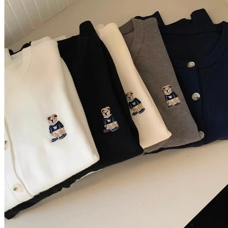 Áo Cardigan Len Dệt Kim Thêu Gấu – Cardigan Cổ Tròn Cài Nút Phong Cách Preppy