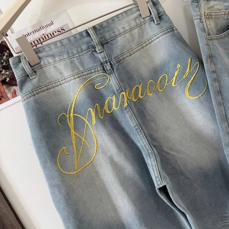 Q05 - Quần Jeans Ống Suông Form Rộng Thêu Chữ Vàng Sau Rách Wash Phong Cách