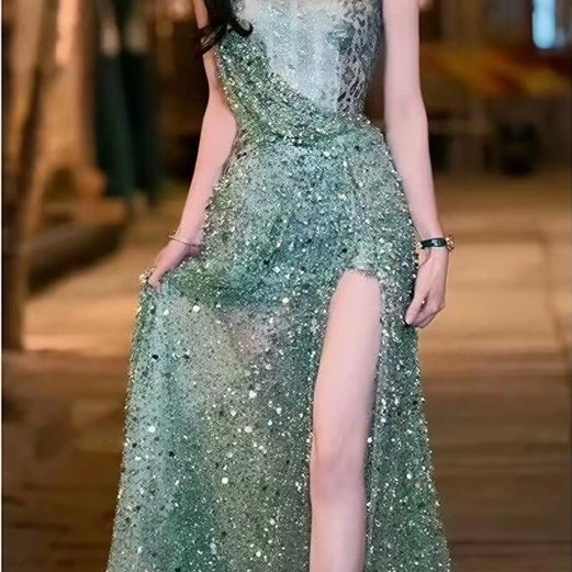 Đầm Dài Dáng Ôm Màu Xanh Lá Phủ Hạt Lấp Lánh Cúp Ngực Lệch Vai Xẻ Tà Kèm Đuôi