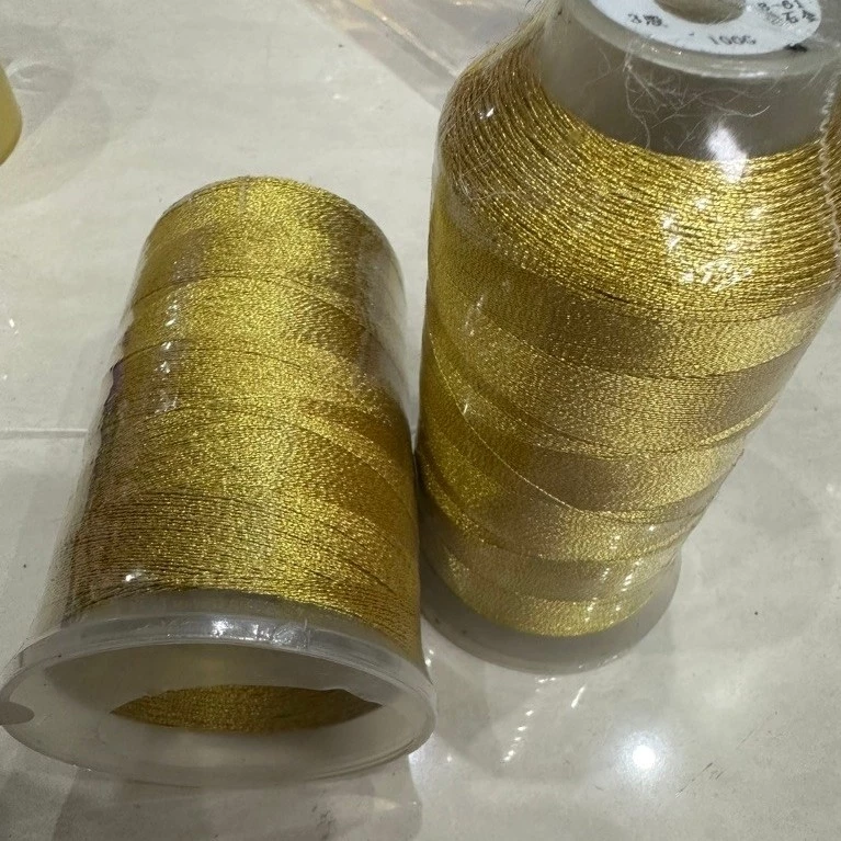 1 Cuộn chỉ kim tuyến màu VÀNG, Bạc - thêu, may trang tríor chắp cùng các loại len sợi khác để tạo lên hiệu ứng lắp lánh.