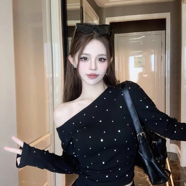 Áo Thun Nữ Lệch Vai Đính Đá Tay Dài 2 Màu Trắng Đen Dáng Ngắn Ôm Body Nhún Eo Áo Croptop Cá Tính