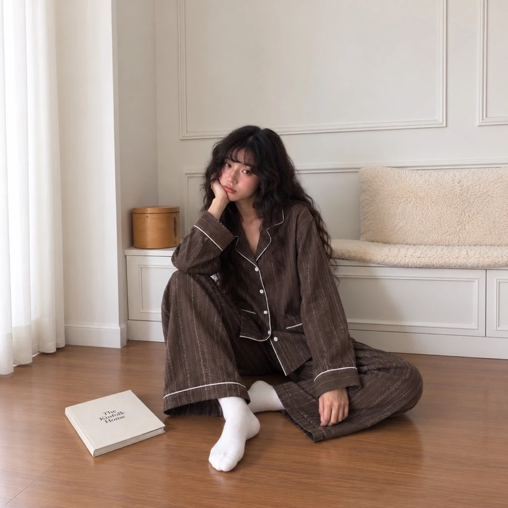 [ Fit to sleep ] BỘ Pyjama Mirae DÀI TAY VÂN SỌC – NÂU CHOCOLATE mang cảm giác sang trọng và tinh tế.