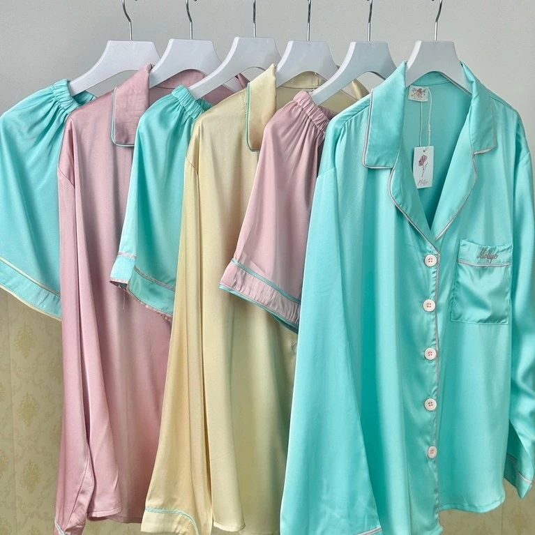 MOLLYE - ANNE PIJAMA| Set đồ ngủ lụa satin tay dài quần ngắn, màu pastel dễ thương, túi thêu chữ