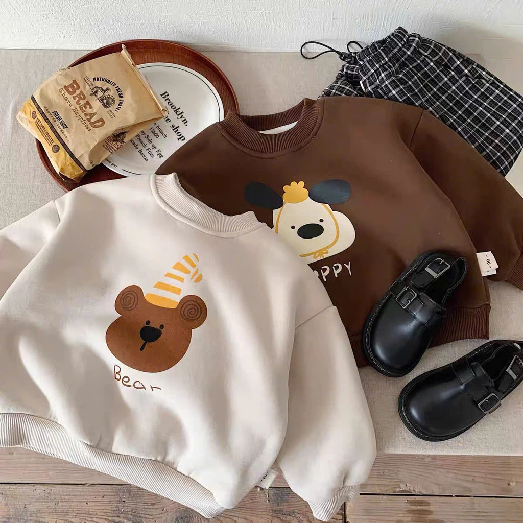 (8–21kg) Áo Nỉ Cho BéChất Nỉ 2 Da Hàn Cao Cấp Cổ Tròn Bo Gấu Thêu Chữ Dad < Mom Phong Cách
