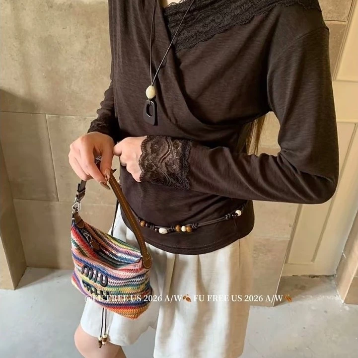A39-[SANSAN]-Áo Thun Cổ V Đáp Ren Cổ, Ren Tay-Nhẹ Nhàng, Nữ Tính-Vintage, Dễ Mặc, Dễ Phối-Hottrend