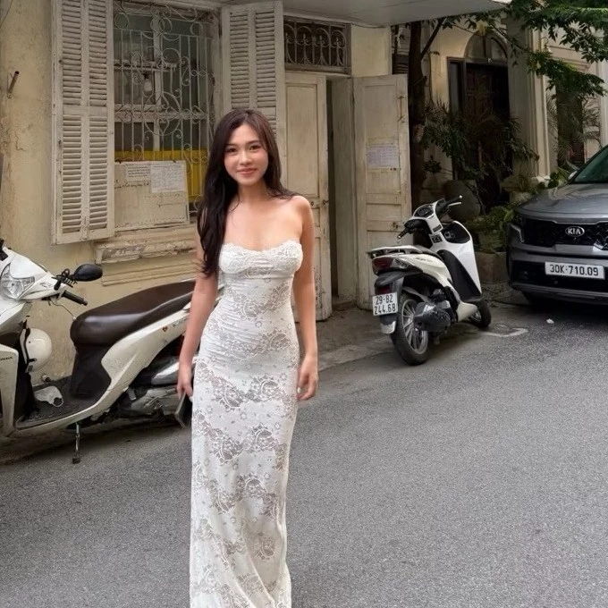 Đầm ren trắng sọc ngang quây ngực mỏng co giãn 1 lớp