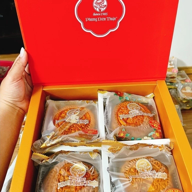 Hoả Tốc SG Hôm Nay - Set Bánh Trung Thu 2 TRỨNG Hộp Đẹp của Phương Diêm Thuận
