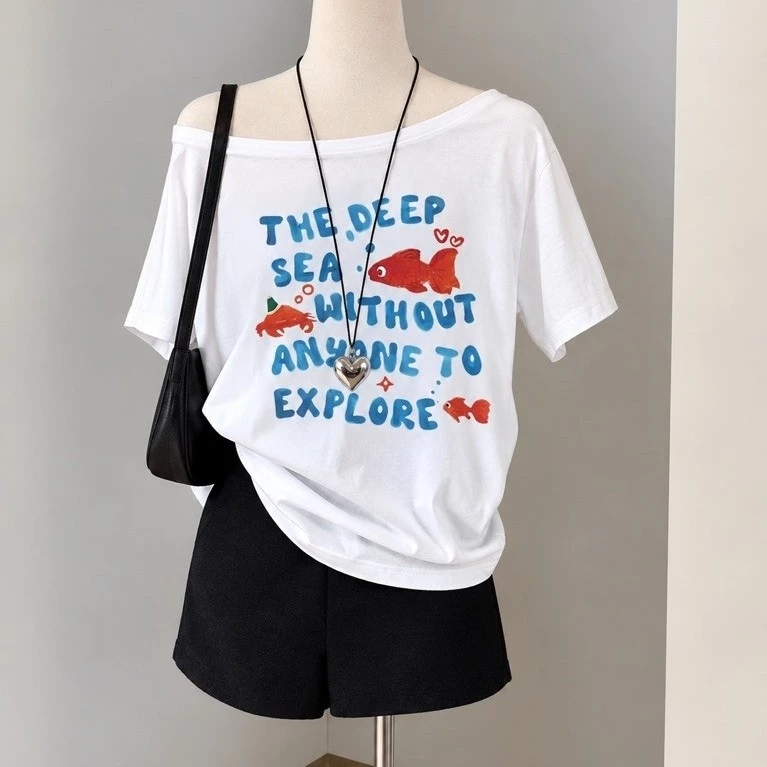 Áo Thun Nữ Lệch Vai Trễ Vai Tay Ngắn Cotton Mỏng Nhẹ Thoáng Mát – Nhiều Mẫu In Hot Trend Hè Thu 2026 The Spark