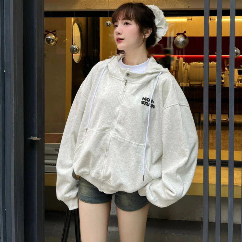 Áo Khoác Hoodie Zip Boxy Chữ Thêu Lưng Nổi MON STUDIO Fofm Dáng Rộng, Cổ Có Nút Bấm Chất Nỉ Bong New 2025