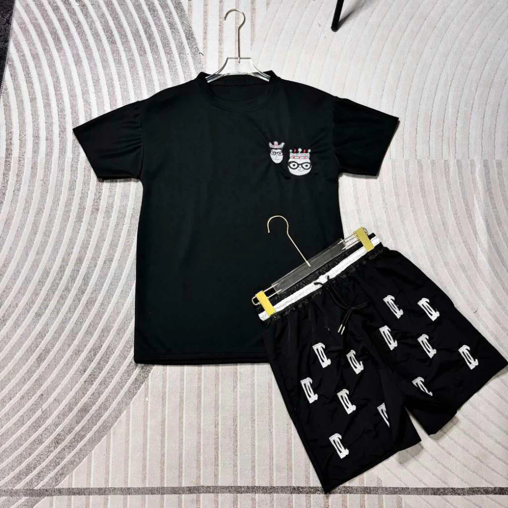 Bộ cộc ( áo vương miệng thêu + sooc gió 1 lớp D và G ) chất thun lạnh dành cho nam nữ from unisex Boy Phố 2025