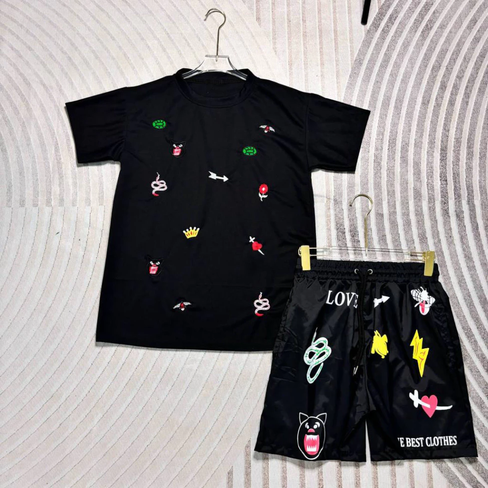 Bộ cộc đen ( áo thêu răn đỏ + sooc gió in love ) chất thun lạnh dành cho nam nữ from unisex Boy Phố 2025
