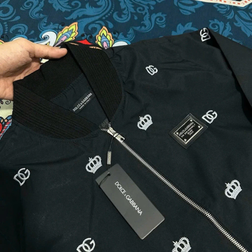 Áo Khoác Bomber Gió Nam Nữ Thêu Hoạ Tiết Vương Miện Monogram Logo Kim Loại Ngực Lót 2 Lớp Basic  2025 Hot Trend 2025