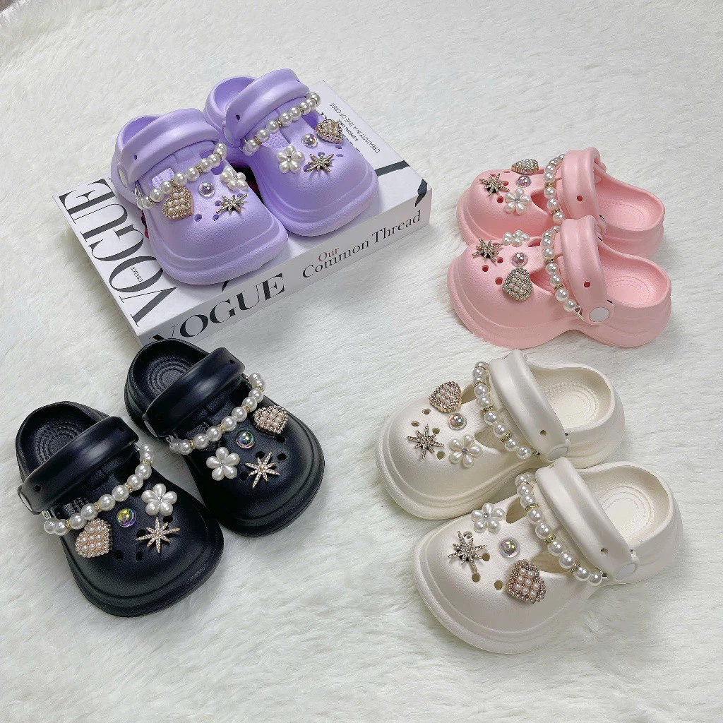 Dép sục cho bé gái kèm charm ngọc trai đế cao 3cm sang chảnh (1029b)