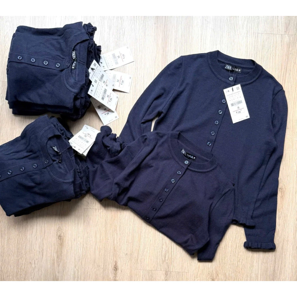 𝙐𝙣𝙞𝙨𝙚𝙭_𝘽𝙞𝙡𝙪𝙭//  Áo len cardigan ngắn màu xanh navy viền bèo, ôm vừa phải, chất len mịn dễ phối và tôn dáng.
