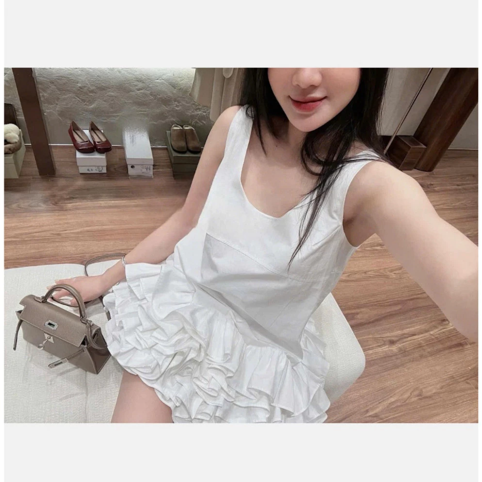 𝑴𝒐𝒏𝒔𝒕𝒂_𝒔𝒕𝒖𝒅𝒊𝒐//  Đầm Trắng Dáng Suông Bèo Tầng Sát Nách – Váy Babydoll Nữ Tính, Dễ Thương, Thoải Mái Mặc Nhà