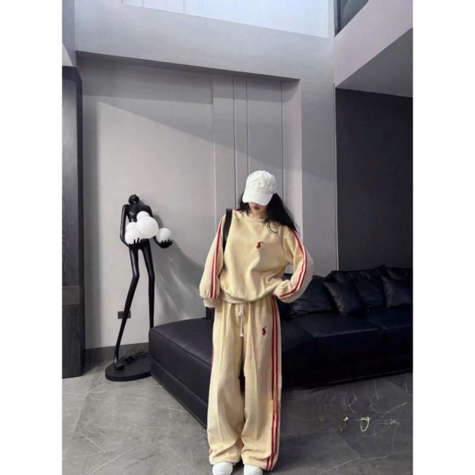 𝑴𝒐𝒏𝒔𝒕𝒂_𝒔𝒕𝒖𝒅𝒊𝒐//  Bộ Trang Phục Thể Thao Nữ Hình Naira Rộng Rãi, Nỉ Bông Thêu Ngựa Cao Cấp – Sweater & Quần D