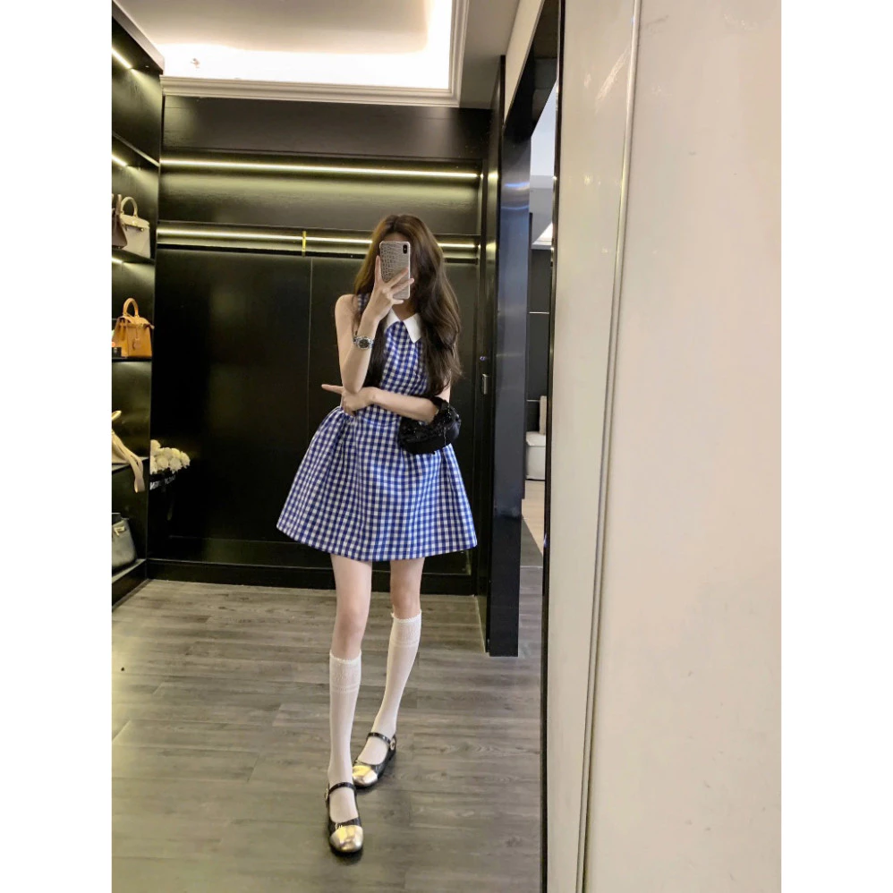 Đầm Caaro cổ sơ mi thiết kế mới với dây kéo sau lưng, tùng nhún hai bên trẻ trung và thanh lịch.