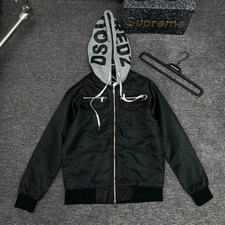 Áo khoác nam nữ mũ Dsq vải gió hai lớp, zip ngực phối mũ nỉ xám, in chữ Dsquared2 phong cách thời trang sành điệu. Boy P