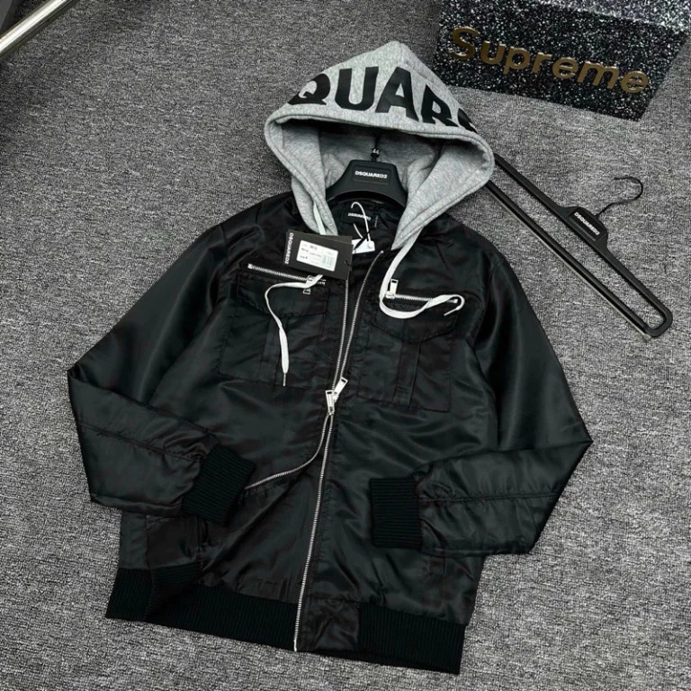Áo khoác mũ phong cách unisex Dsq, vải gió chống thấm, zip ngực, mũ nỉ xám 2 lớp, in chữ Dsquared2 thời thượng. Boy Phố