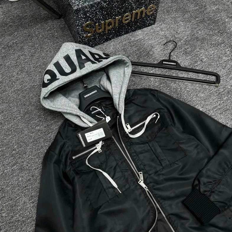 Áo gió mũ Dsq 2 lớp vải gió, có zip ngực và phối mũ nỉ xám, in chữ Dsquared2, mẫu áo gió DSQ 2025. Boy Phố 2025