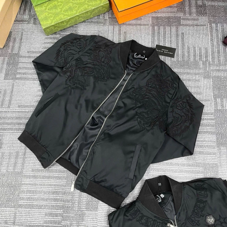 Áo khoác bomber gió nam Philipp Plein thêu hình hổ vằn hai bên ngực, có tag logo sắt ở sau lưng AK166P. Boy Phố 2025