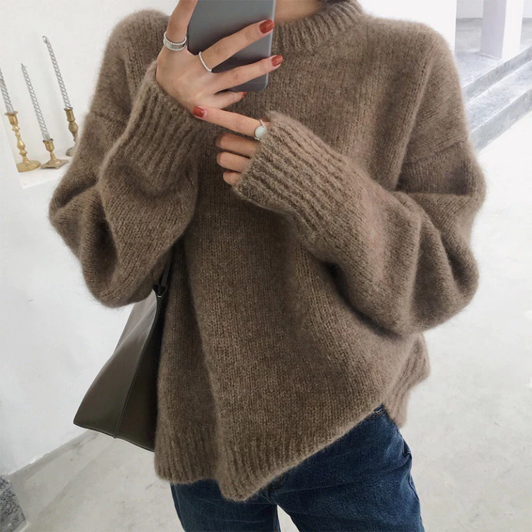 Áo len dệt kim trơn cổ tròn dày dặn từ Hadu Shop, phong cách hiện đại và ấm áp cho mùa đông.