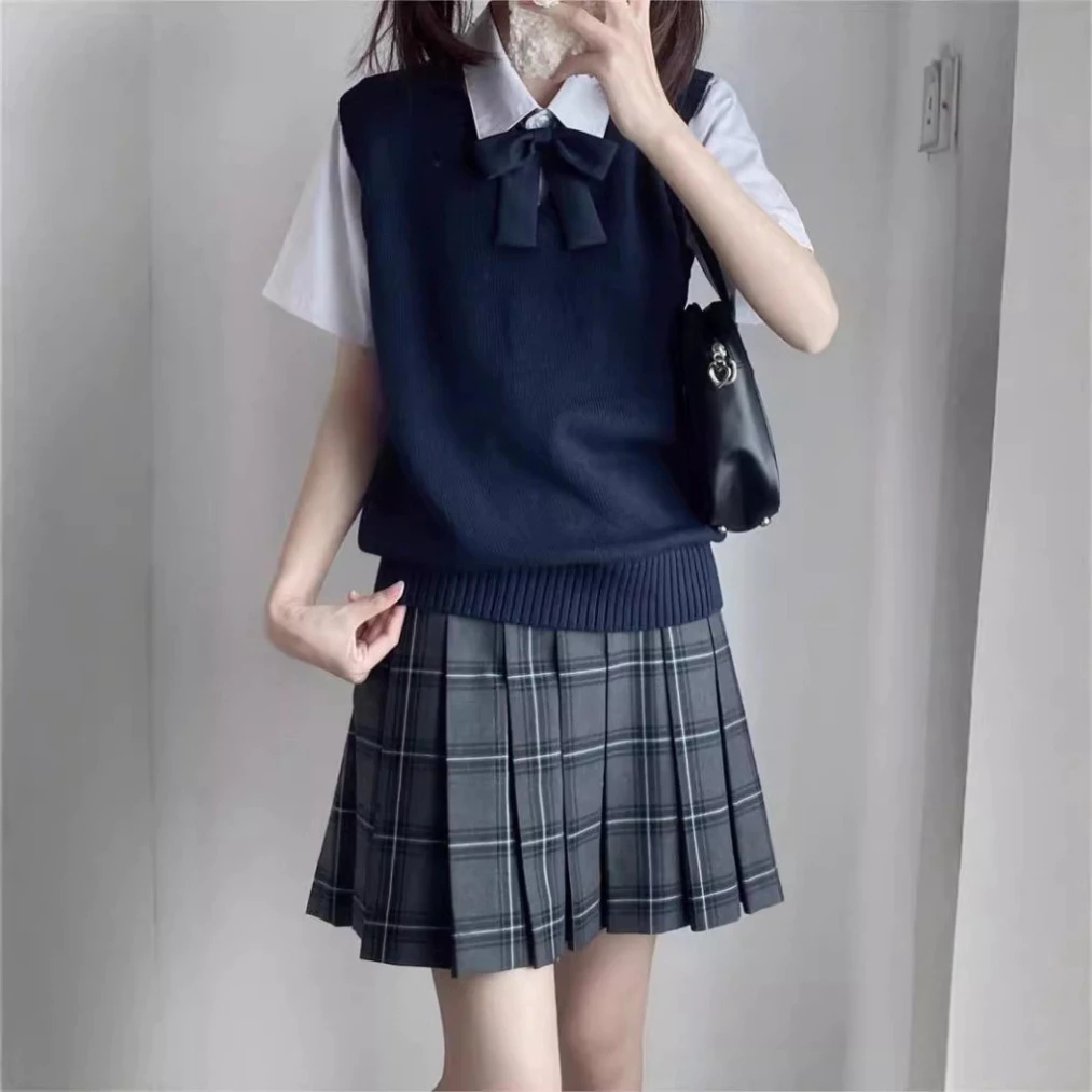Áo gile len dành cho học sinh nhỏ, kiểu dáng ngắn tại Hadu Shop - sự lựa chọn hoàn hảo cho mùa lạnh!